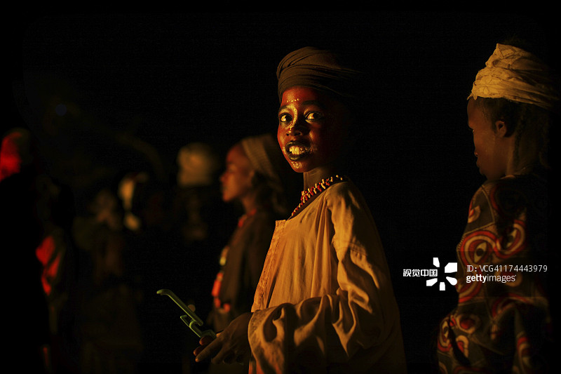 火光中的沃达贝男孩图片素材