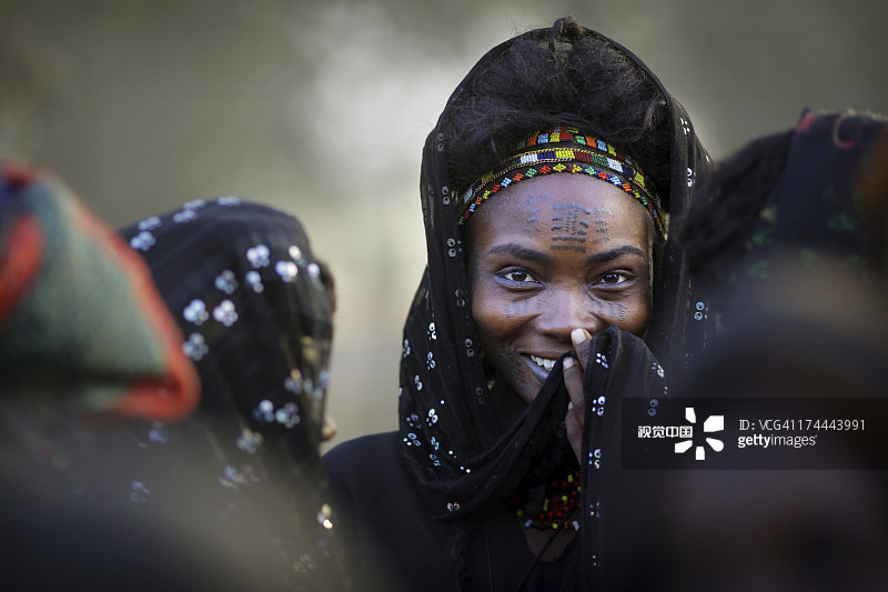脸上带着疤痕纹身笑着的女人图片素材