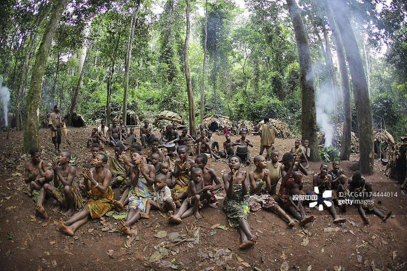 村民们在地上集体唱歌图片素材