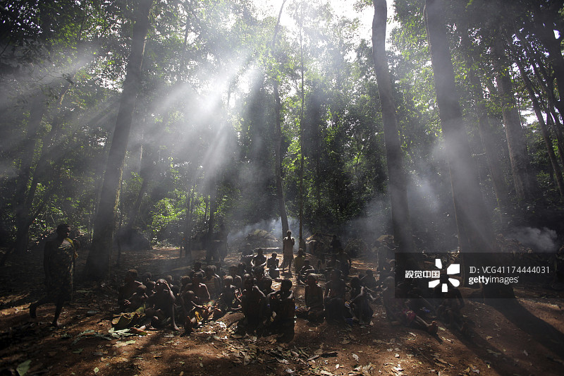 升起炊烟的巴雅卡村庄图片素材