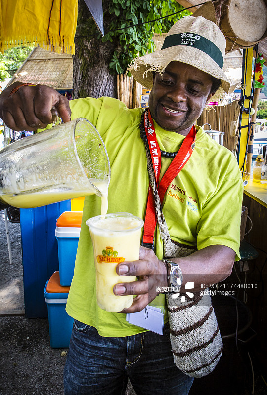 在拉丁节上倒酒的酒吧招待图片素材