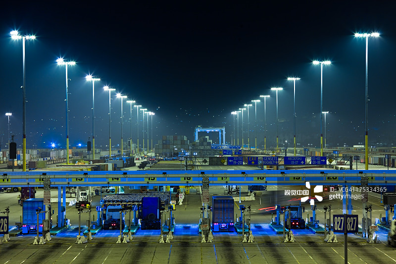 卡车驶入港口物流场图片素材