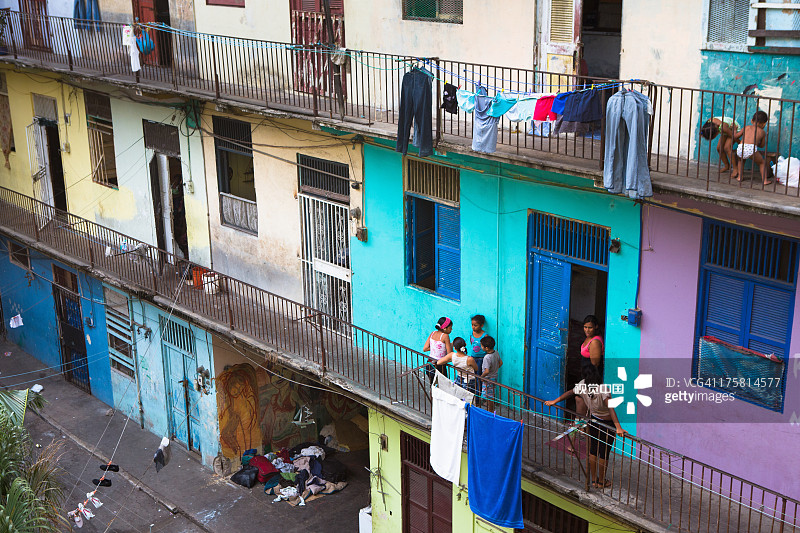 圣菲利佩老城区充满活力的当地住宅图片素材