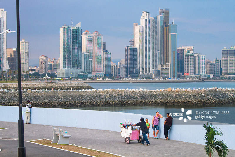 从卡斯科 viejo 眺望巴拿马城的天际线图片素材