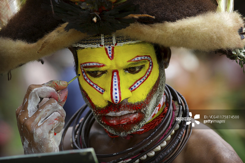 胡利族男人正在化妆图片素材