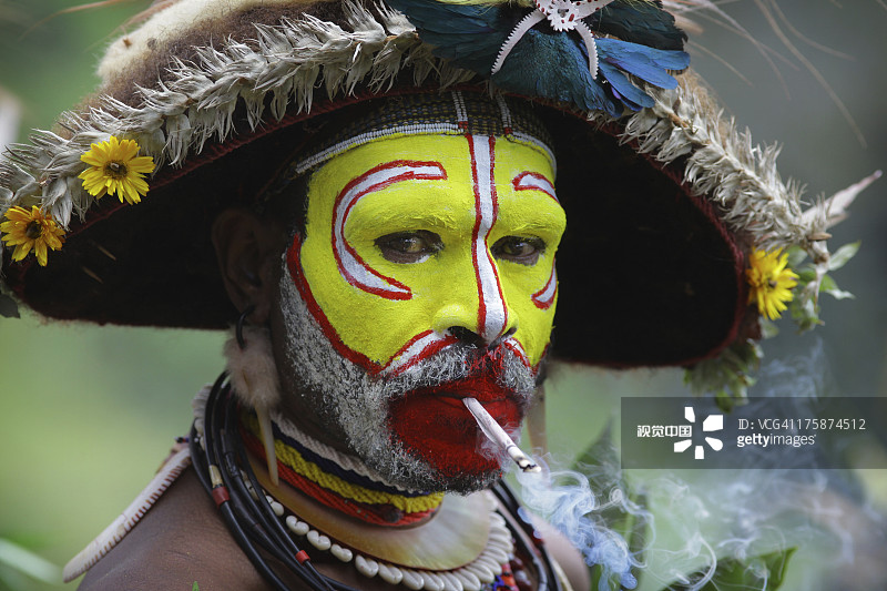 抽烟的胡利族假发人图片素材