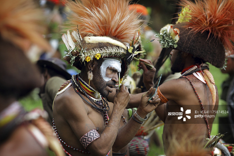 胡利族假发人涂抹油彩图片素材