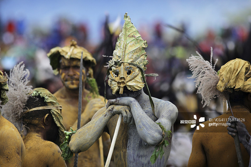 戴着树叶面具的部落男子图片素材