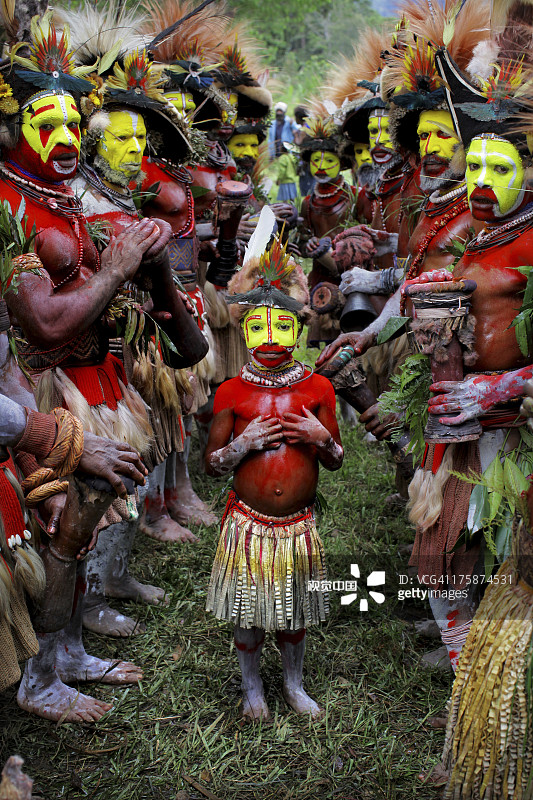 部落服装的胡利假发人和年轻的胡利女孩图片素材