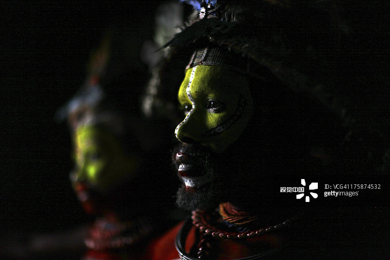 胡利假发人部落男子和年轻女孩图片素材