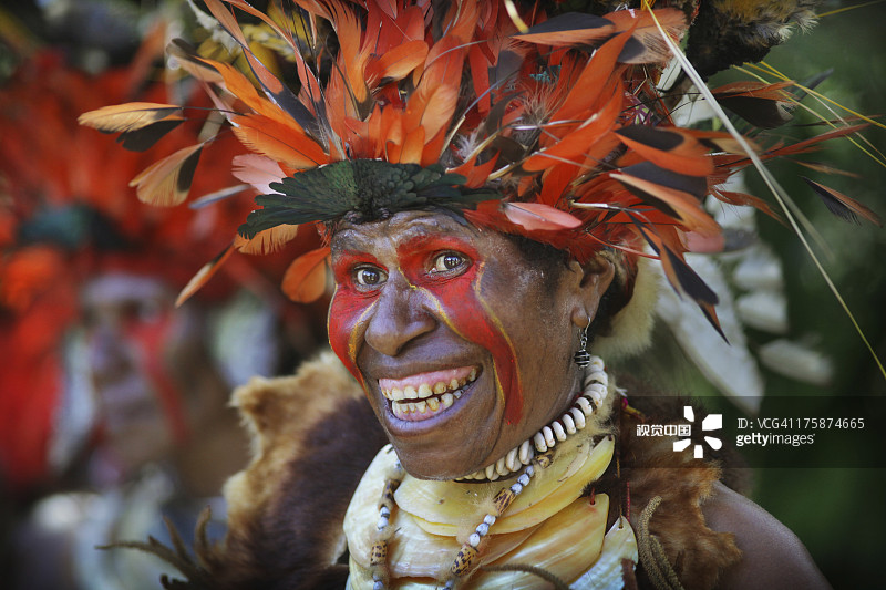 头戴羽毛头饰大笑的女人图片素材