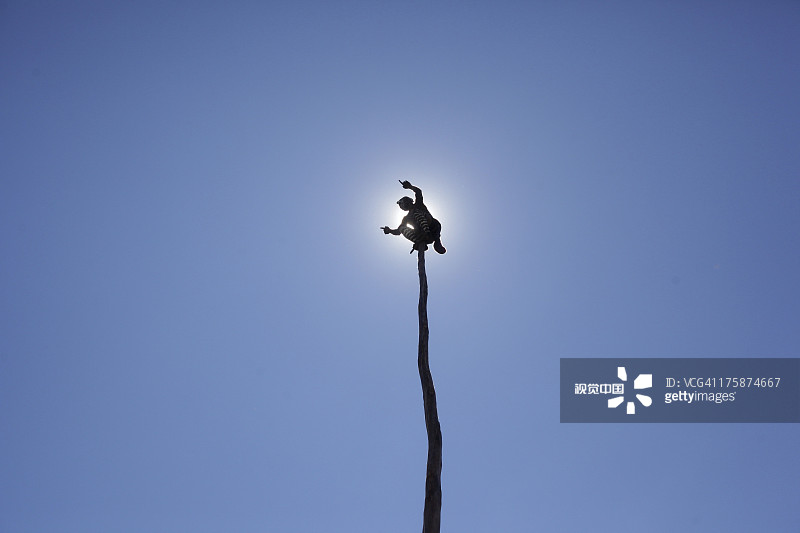 哈根山节上的爬杆表演图片素材