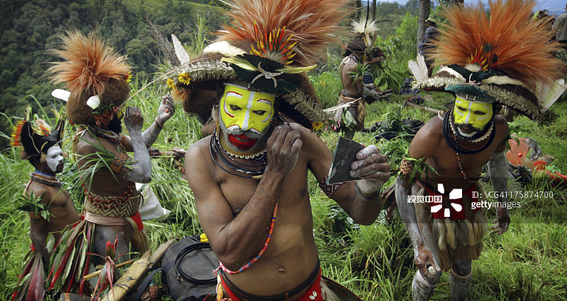 胡利族假发人涂抹油彩准备中图片素材
