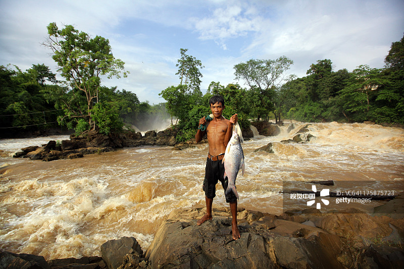 老挝渔民展示在湄公河的渔获图片素材
