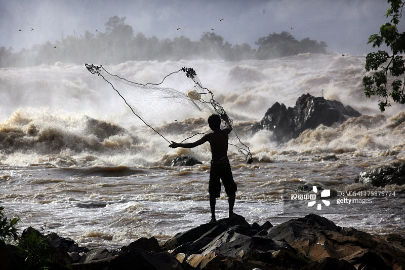 湄公河上的老挝渔民轮廓图片素材