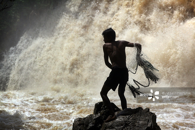 在湄公河捕鱼的老挝男子图片素材