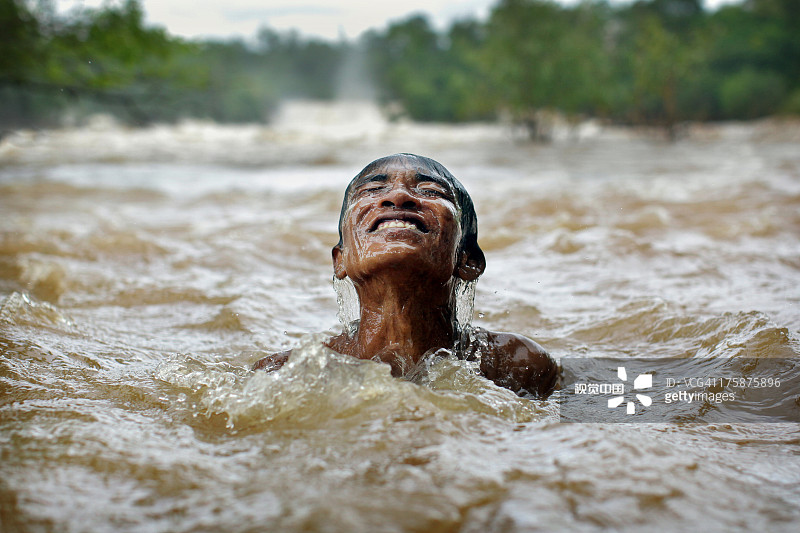 老挝渔民在湄公河中游泳图片素材