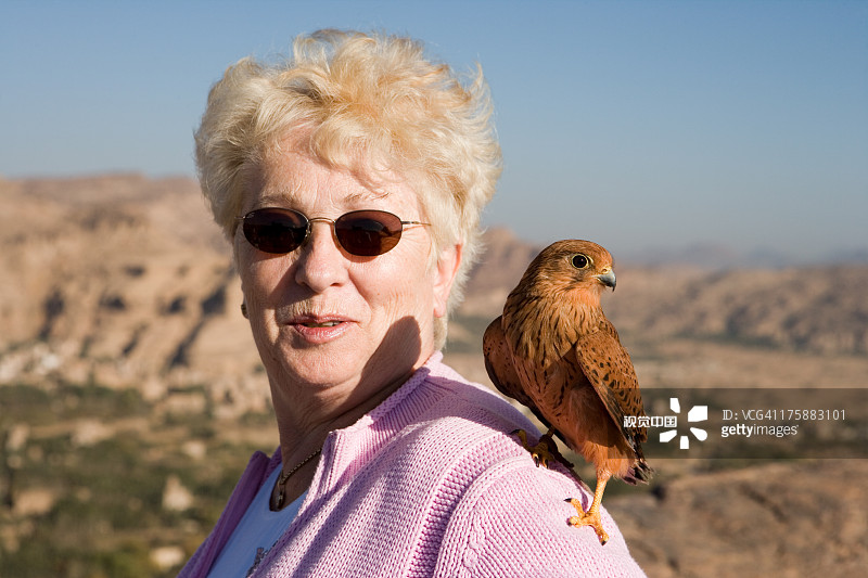 肩扛猎隼的欧洲游客图片素材