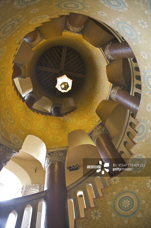 仰视楼梯瓷砖、柱子与栏杆图片素材