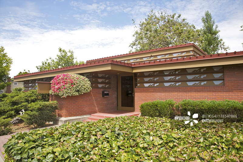 前方有常春藤的低矮砖砌建筑图片素材