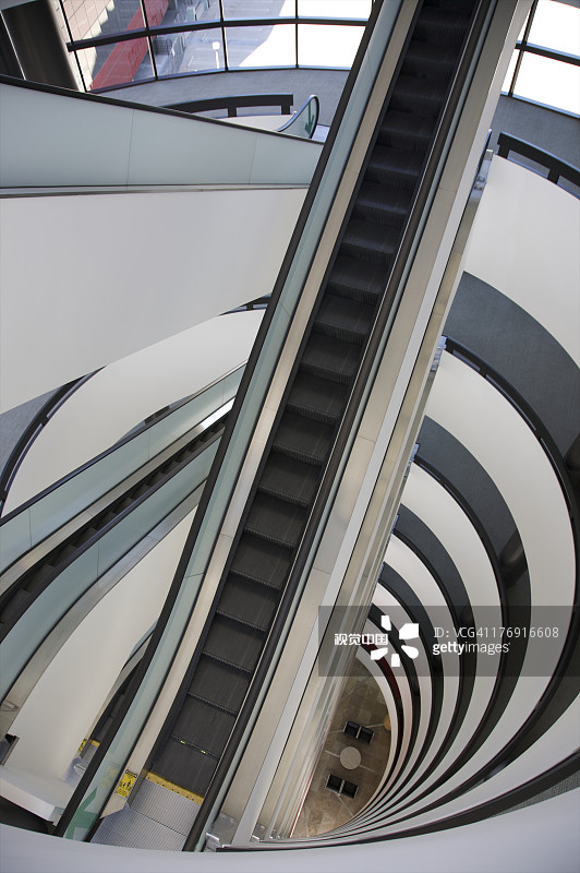 俯视灰色自动扶梯和白色墙壁图片素材