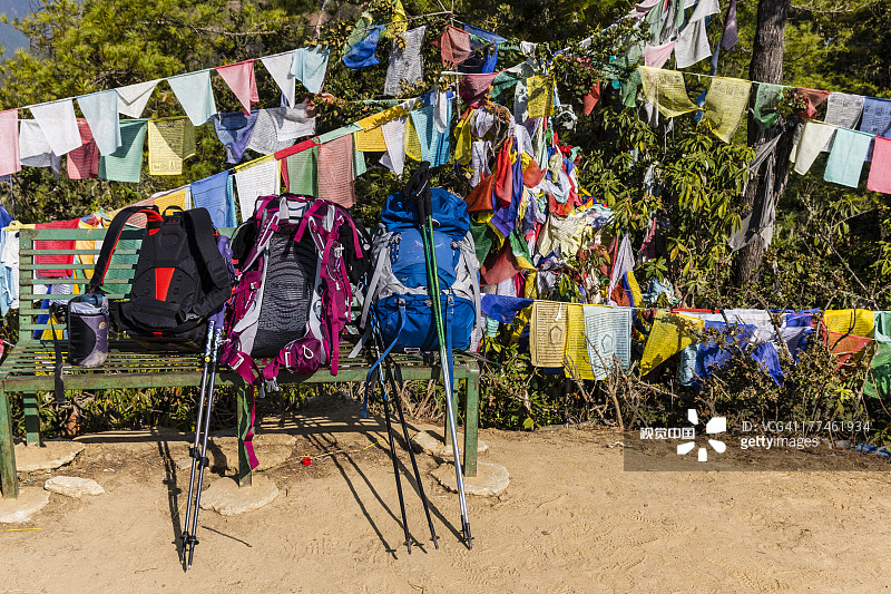 徒步旅行背包和登山杖图片素材