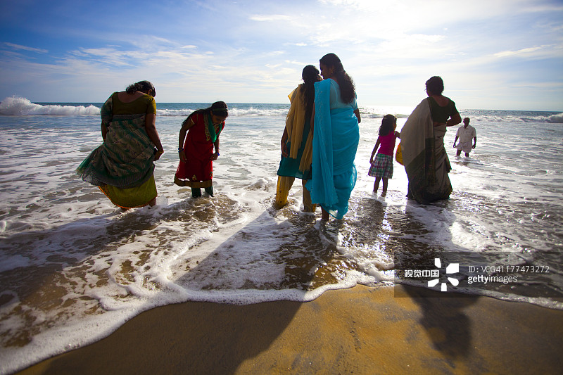 印度喀拉拉邦，瓦卡拉海滩上的女人图片素材