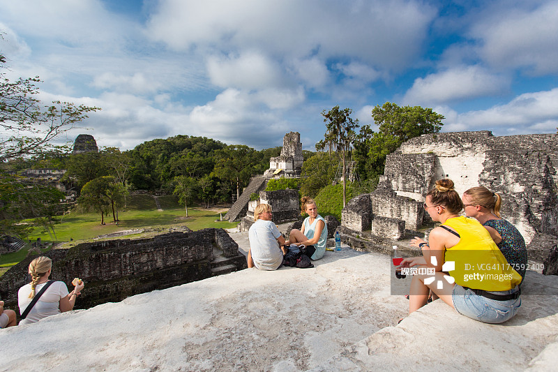 观看蒂卡尔丛林神庙的日出图片素材