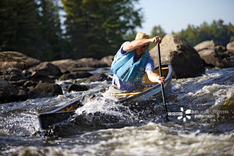 在佩诺布斯科特河的白浪中划皮划艇图片素材