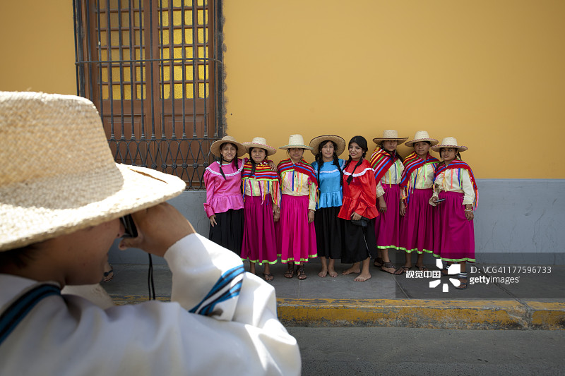 秘鲁皮乌拉民间节日上的盛装女孩图片素材