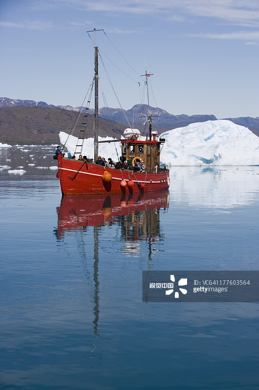 Qooroq峡湾的渔船和冰山图片素材