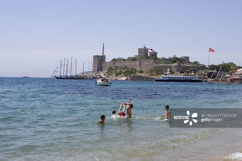 孩子们在圣彼得城堡附近的海边玩耍图片素材