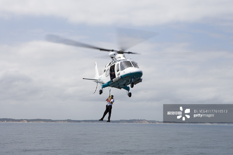 船舶引航员从直升机上降落图片素材