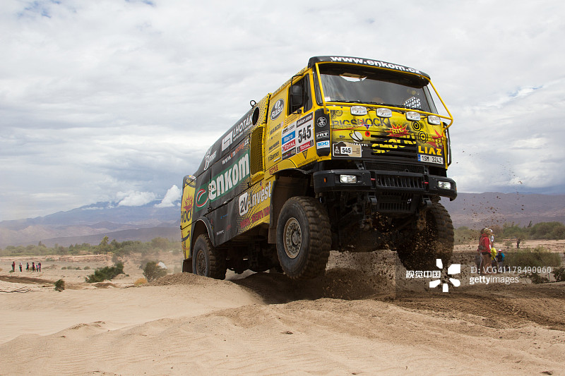 卡车飞跃干涸河床，达喀尔2013图片素材