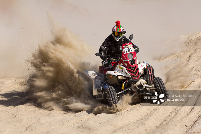 2013年达喀尔拉力赛中的四轮摩托车图片素材