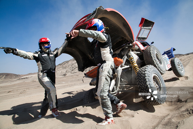 2013年达喀尔拉力赛中遇到困难的两名赛车手图片素材