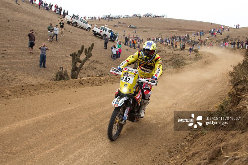 2013年达喀尔拉力赛中的摩托车手图片素材