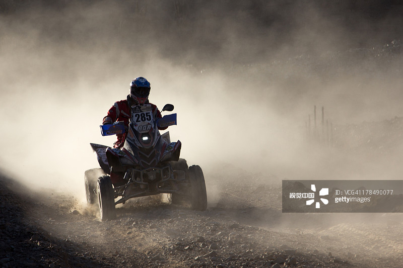 2013年达喀尔拉力赛中的四轮摩托车图片素材