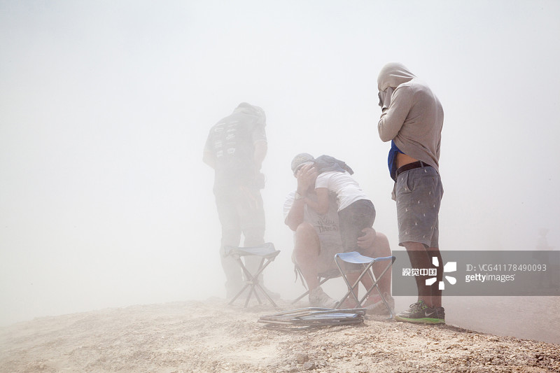 球迷在达喀尔拉力赛2013中遮挡厚厚的灰尘图片素材