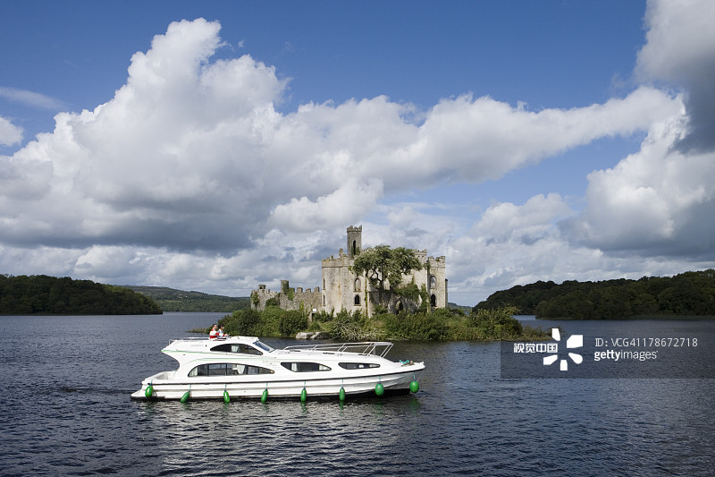 城堡岛前的Le Boat水上住宅图片素材