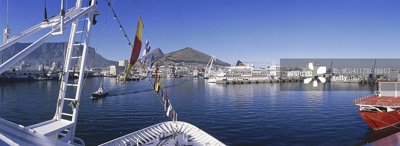 海滨和桌山上的游轮图片素材