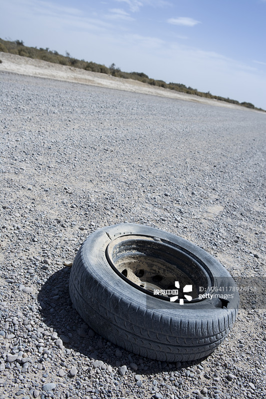 碎石路面上的瘪胎图片素材