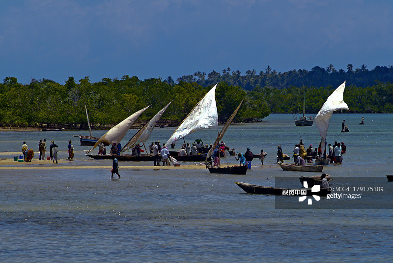 渔民在海滩卖鱼图片素材