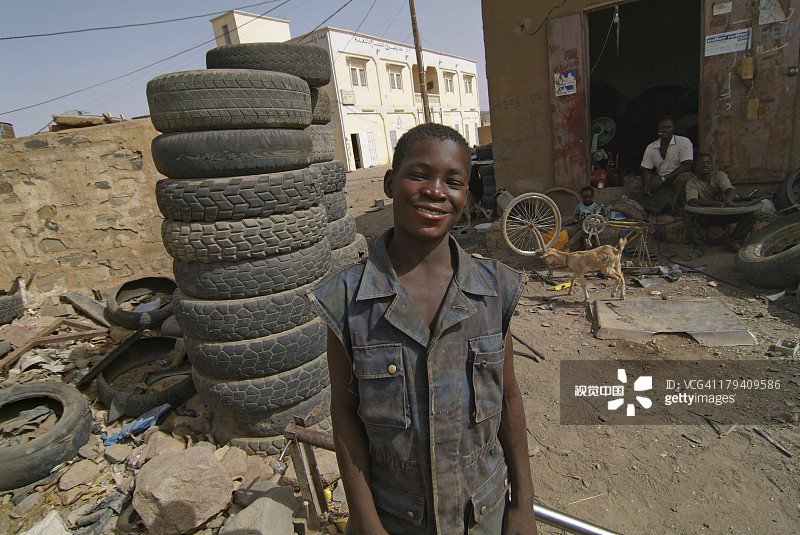 毛里塔尼亚内马的年轻技工图片素材