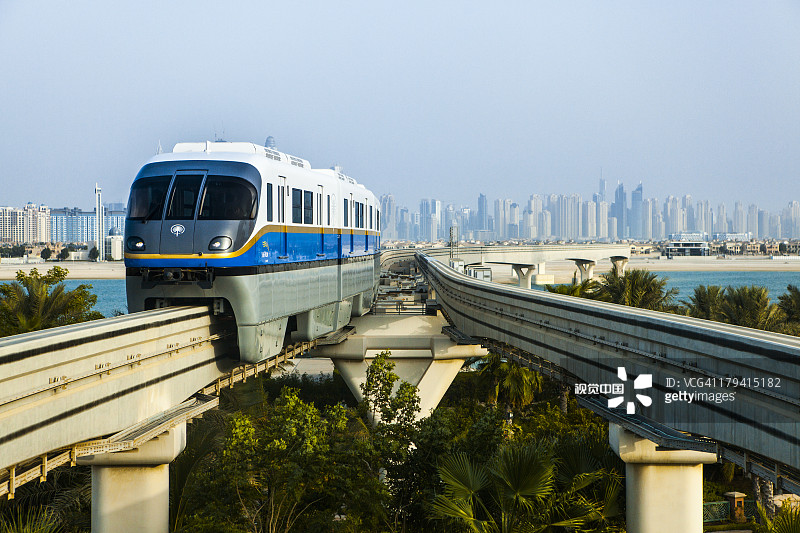 从朱美拉棕榈岛拍摄的迪拜码头天际线图片素材