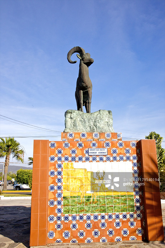 彩色瓷砖底座上的绵羊雕塑图片素材