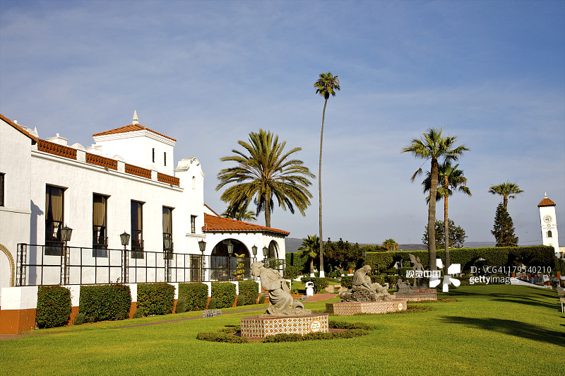 绿色草坪瓷砖底座上的雕像图片素材