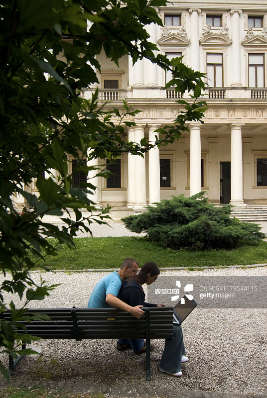 年轻情侣在基耶里卡蒂宫图片素材