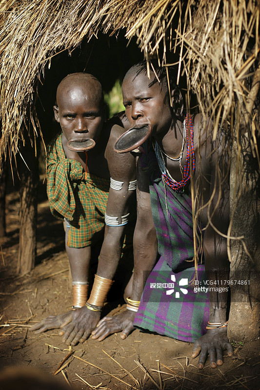 奥莫山谷佩戴唇盘的苏里部落妇女图片素材