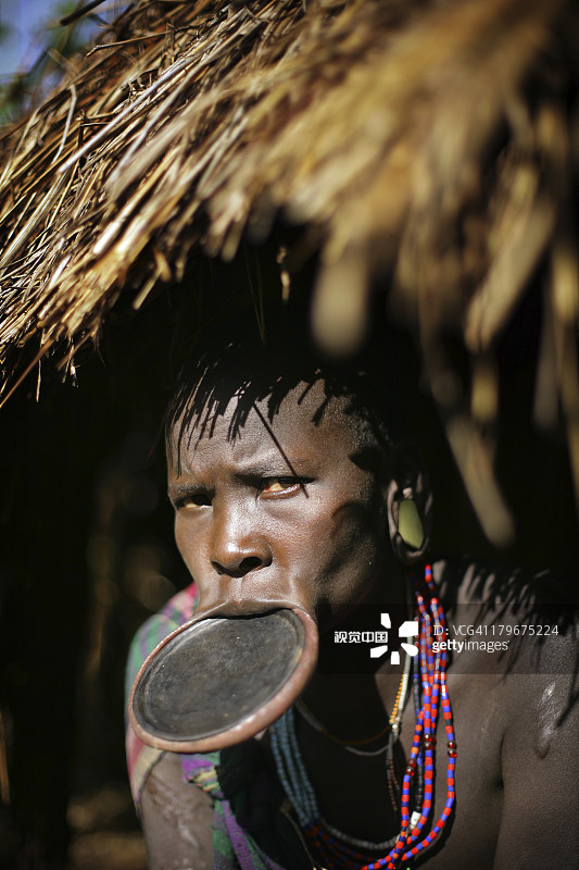 唇盘苏里族妇女在小屋里图片素材